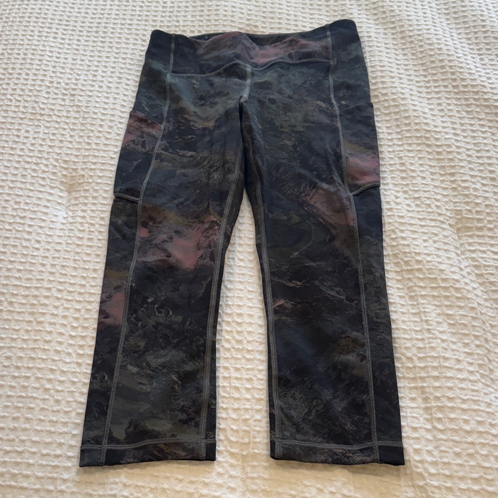 lululemon athletica Black & Subtle Pink Pattern Cropped Leggings